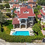 Vilă Gul - Private Pool , 10 Min Walk *