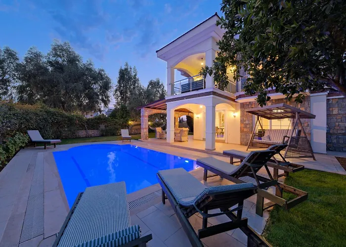 Gul - Private Pool , 10 Min Walk Vilă